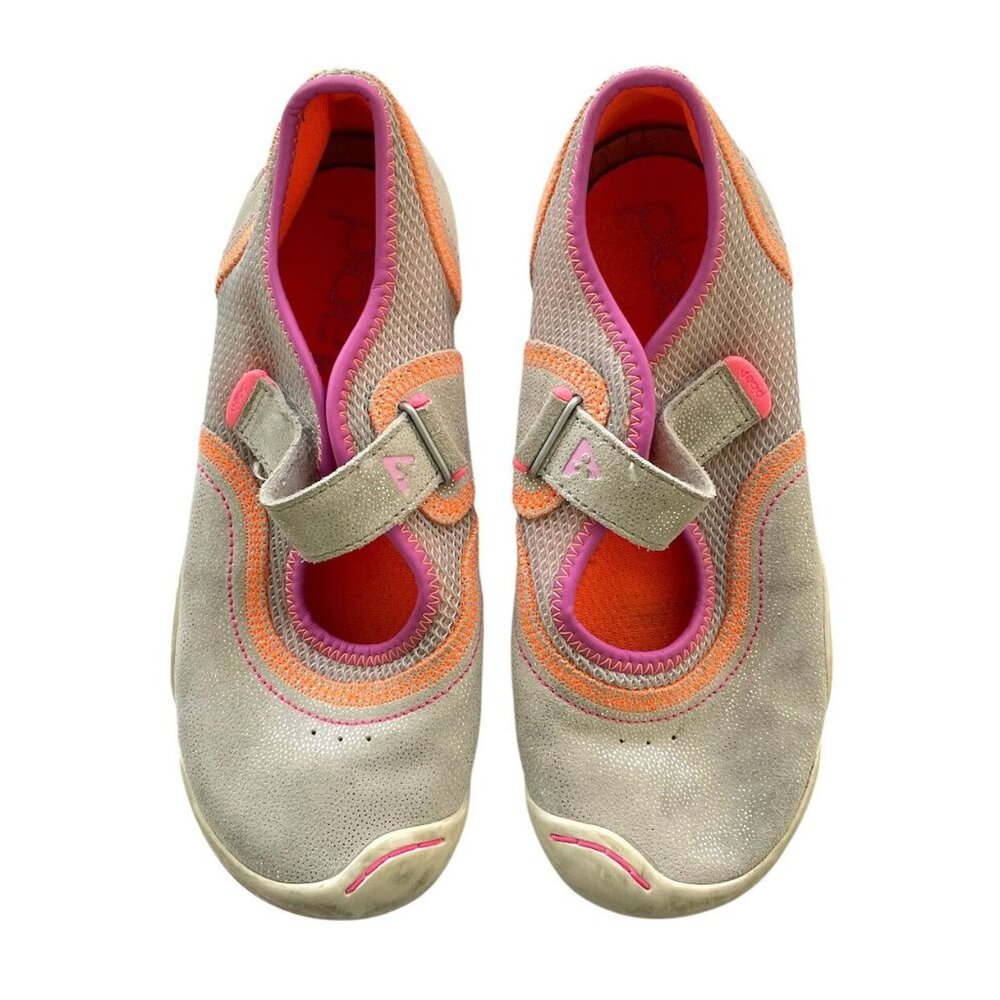 plae sneakers